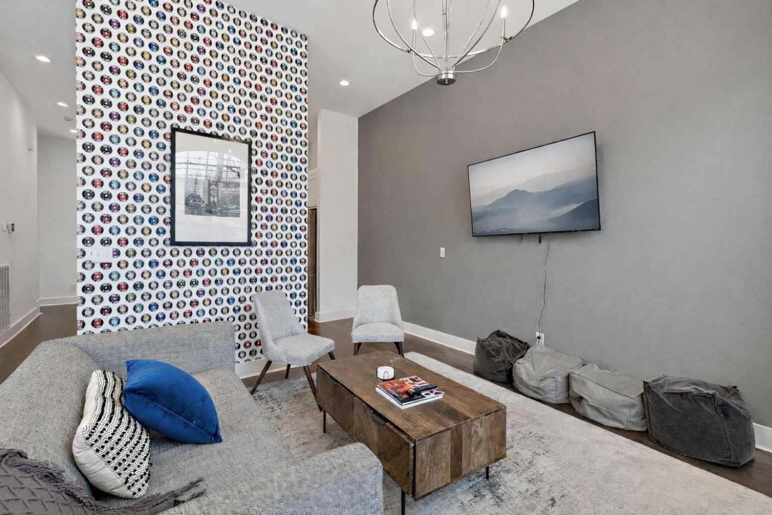 Holiday home West End Oasis-new Building & Rooftop Views *