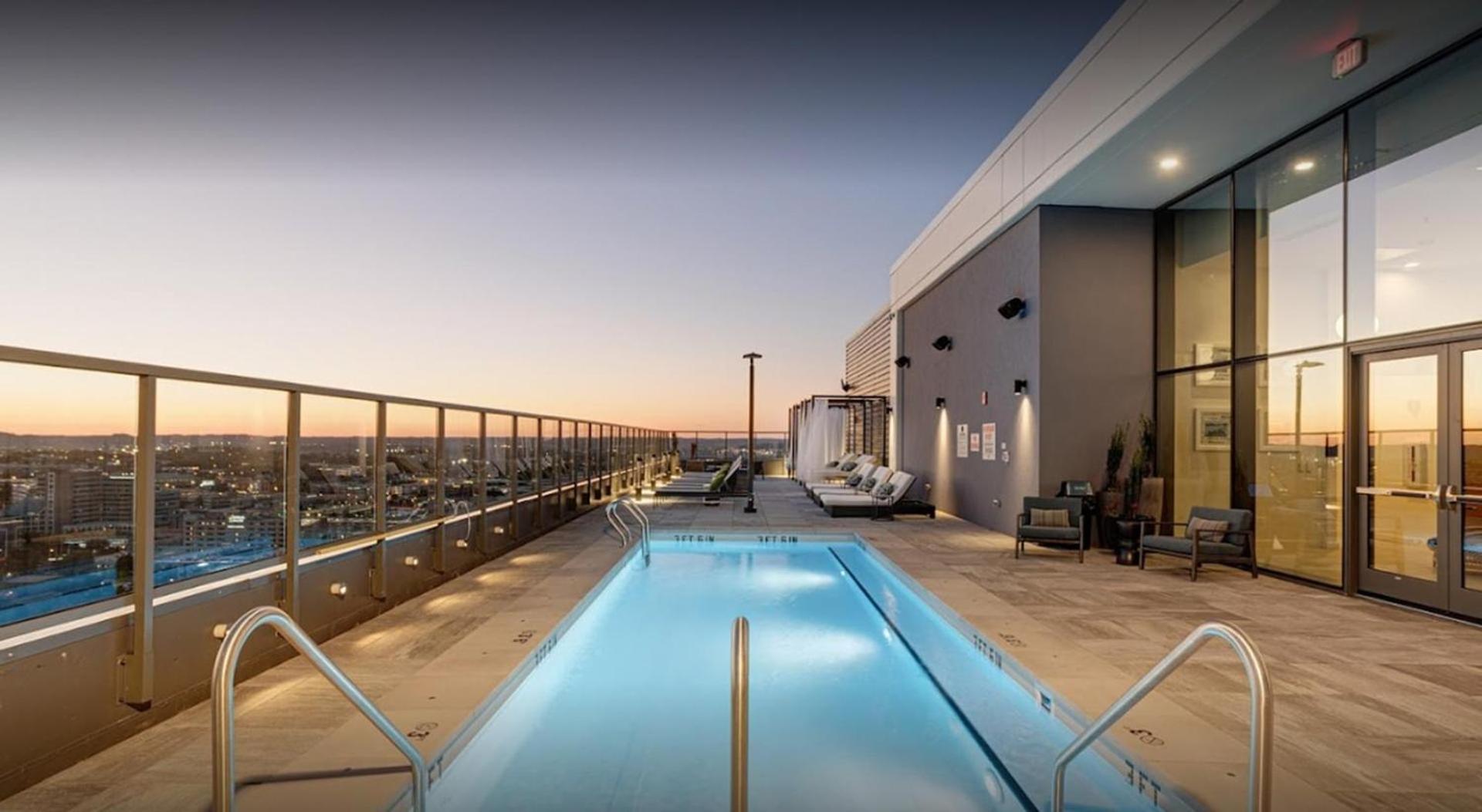 Landing Beautiful 2Bd Gym Rooftop Lounge *
