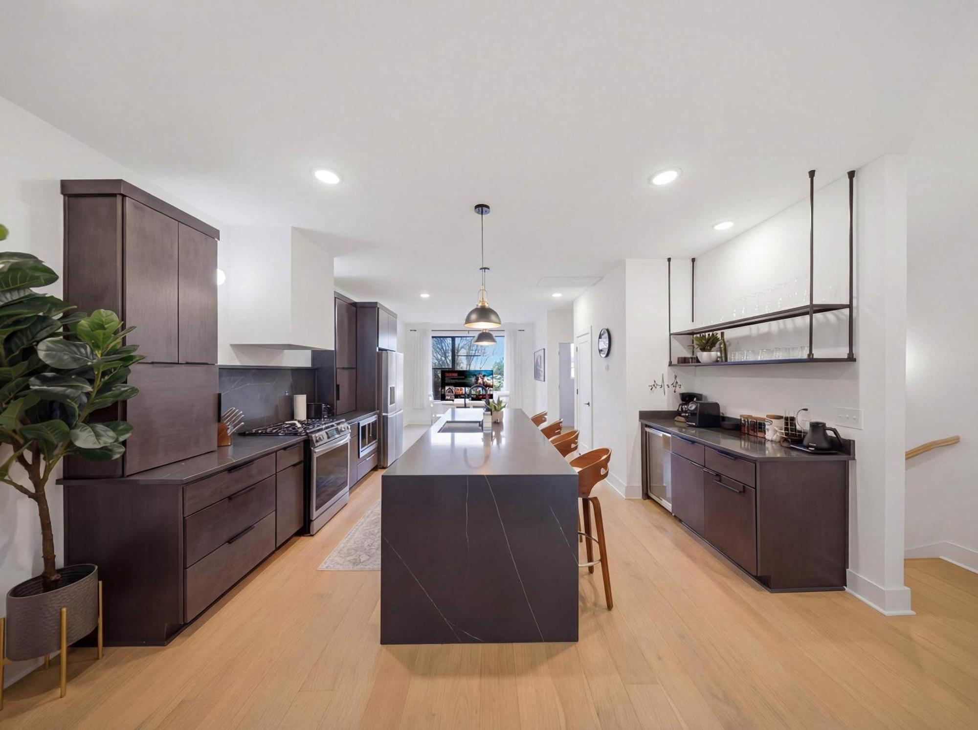 New Modern Escape With Rooftop Hot Tub Apartment