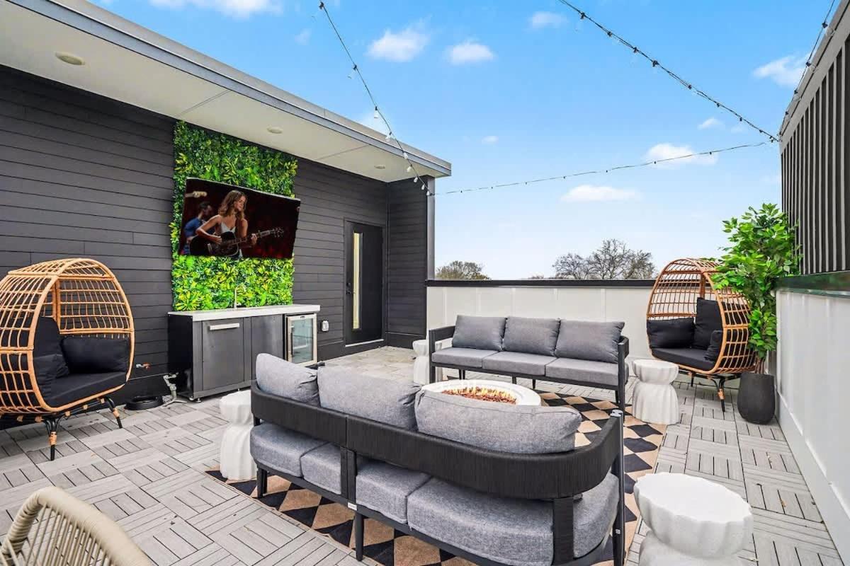 Halo-rooftop Patio & Game Room-mins To Broadway Holiday home Nashville