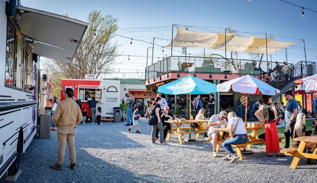 Perfect Cma Fest Hq, Rooftop 10 Mins To Downtown, Garage, Ping Pong, Karaoke, Axe Throwing, Shuffleboard, 10 Mins To Broadway, 5 Mins To Five Points, Perfect For Bachelors Or Bachelorettes, 24 Hr Hospitality Holiday home
