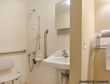 Super 8 By Wyndham West Hotel