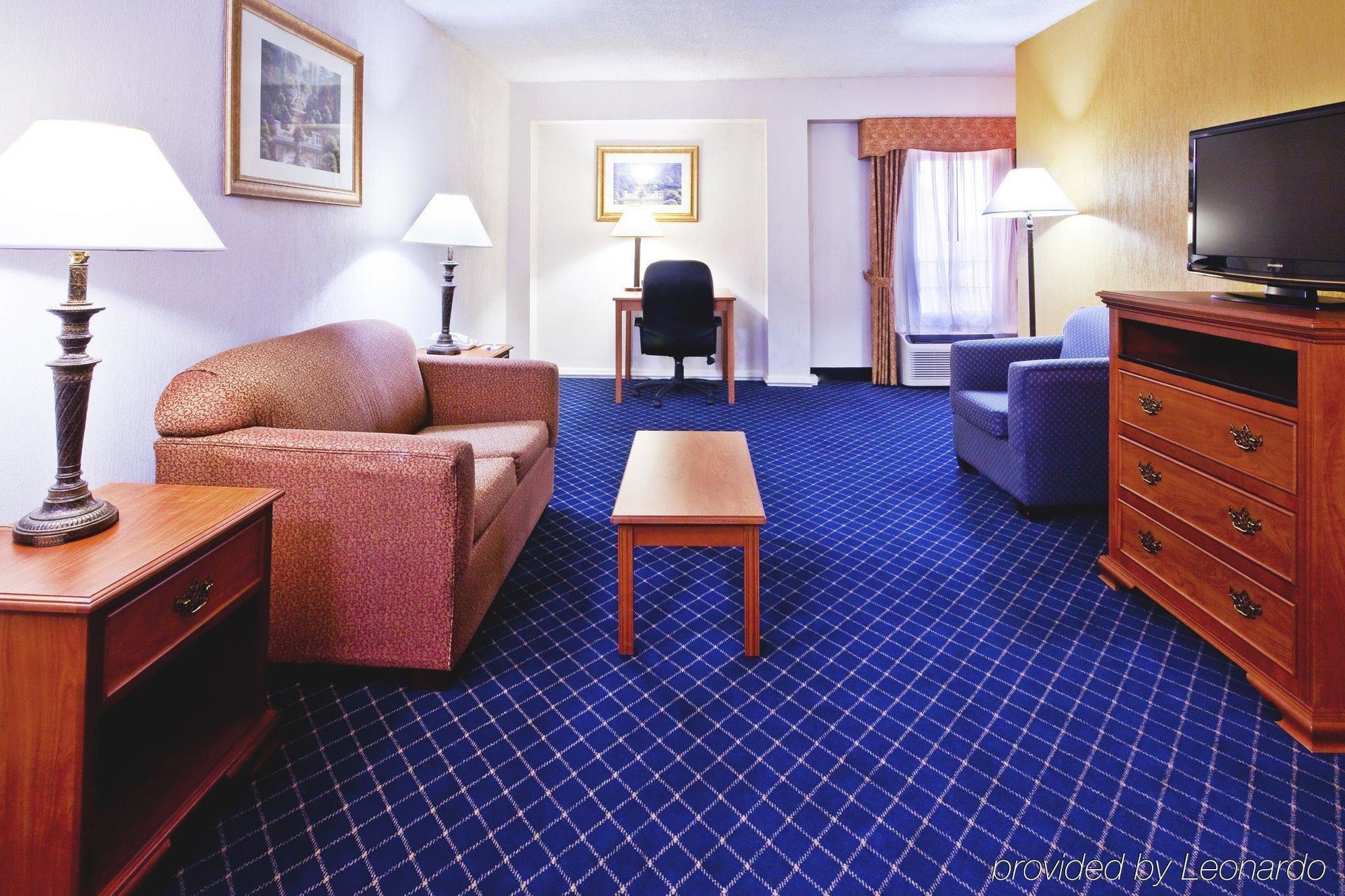 Holiday Express & Nashville-i-40 & I-24 Hotel