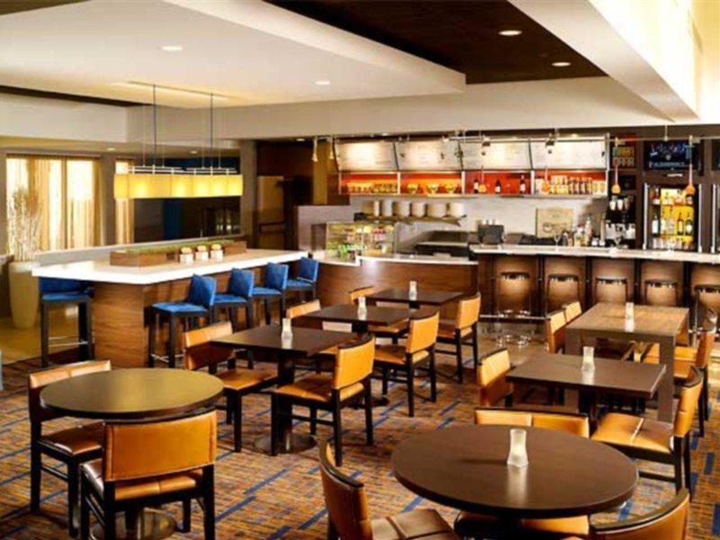 Courtyard By Marriott Airport