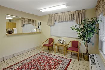 Hometowne By Red Roof - Airport/briley Pkwy Motel