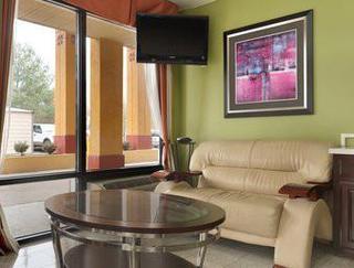 Super 8 By Wyndham West