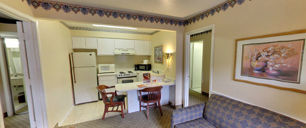 Red Lion & Airport 2*