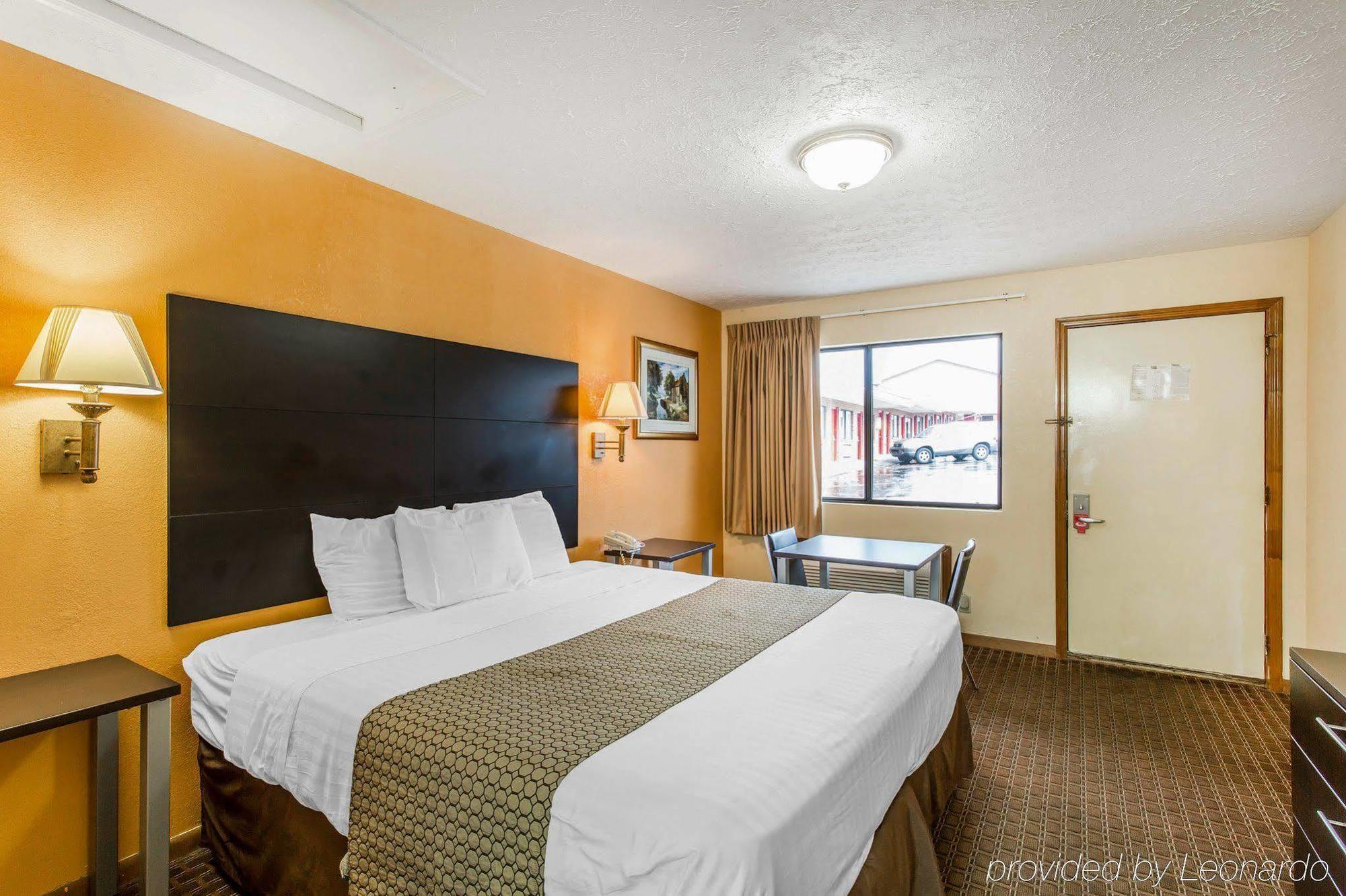 Econo North 3*