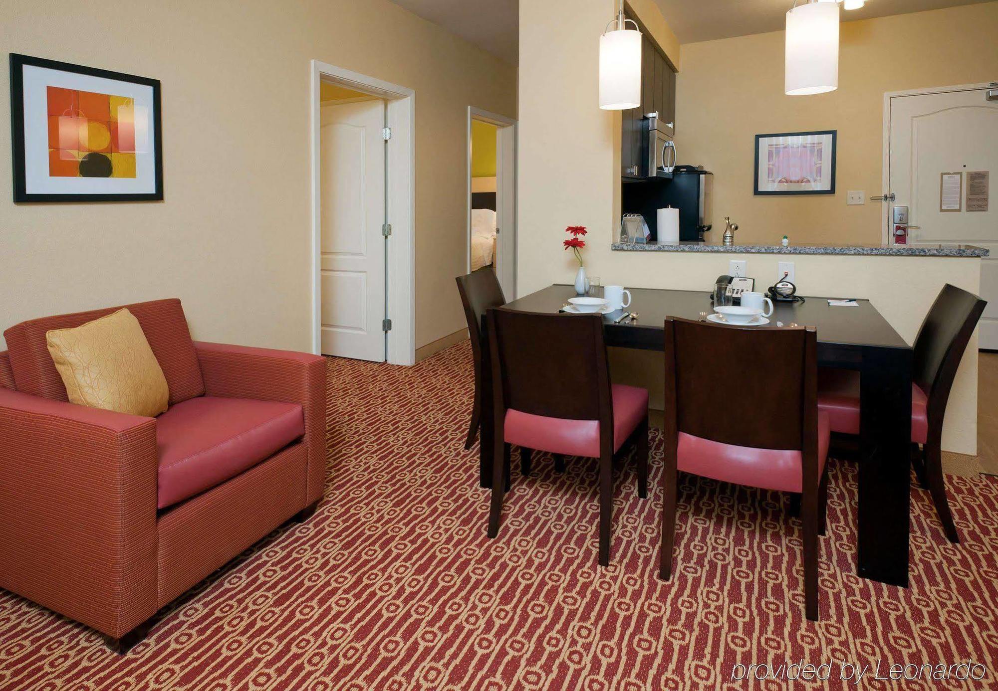 Towneplace By Marriott Airport Hotel