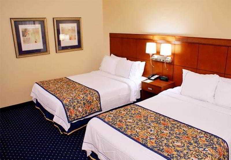 Courtyard By Marriott Airport