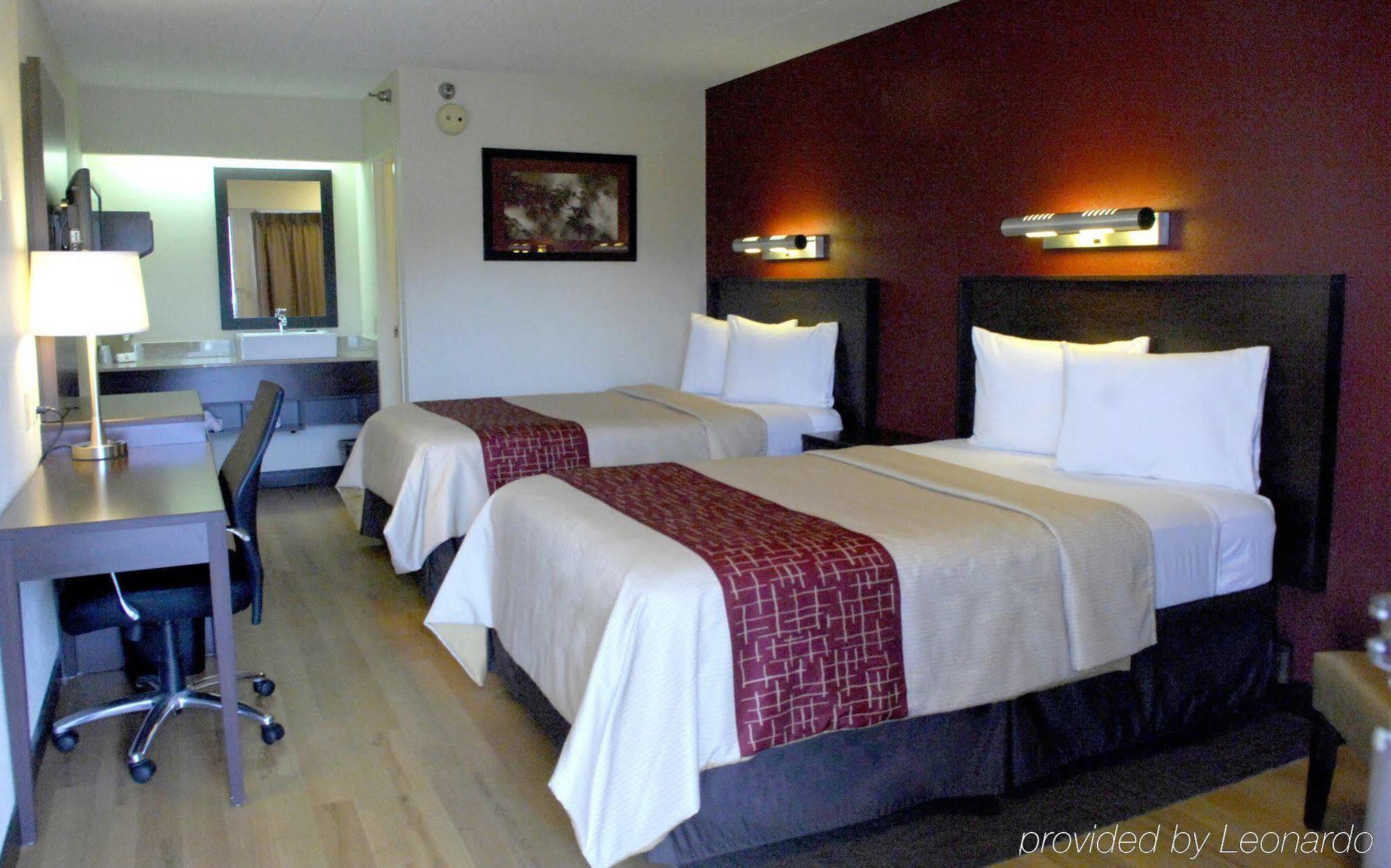 Hotel Red Roof Plus+ Airport 3*