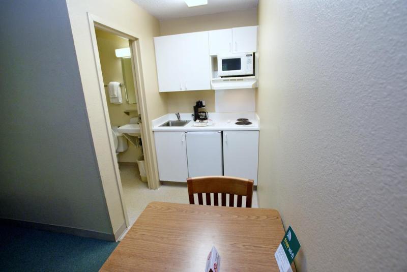 Motel Hometowne By Red Roof - Airport/briley Pkwy 2*