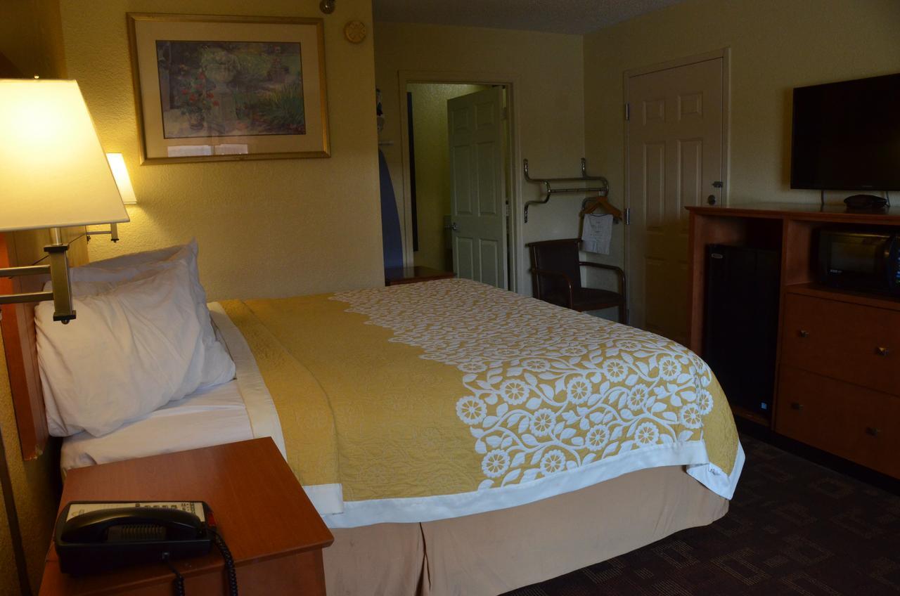 Hotel Days By Wyndham Airport East