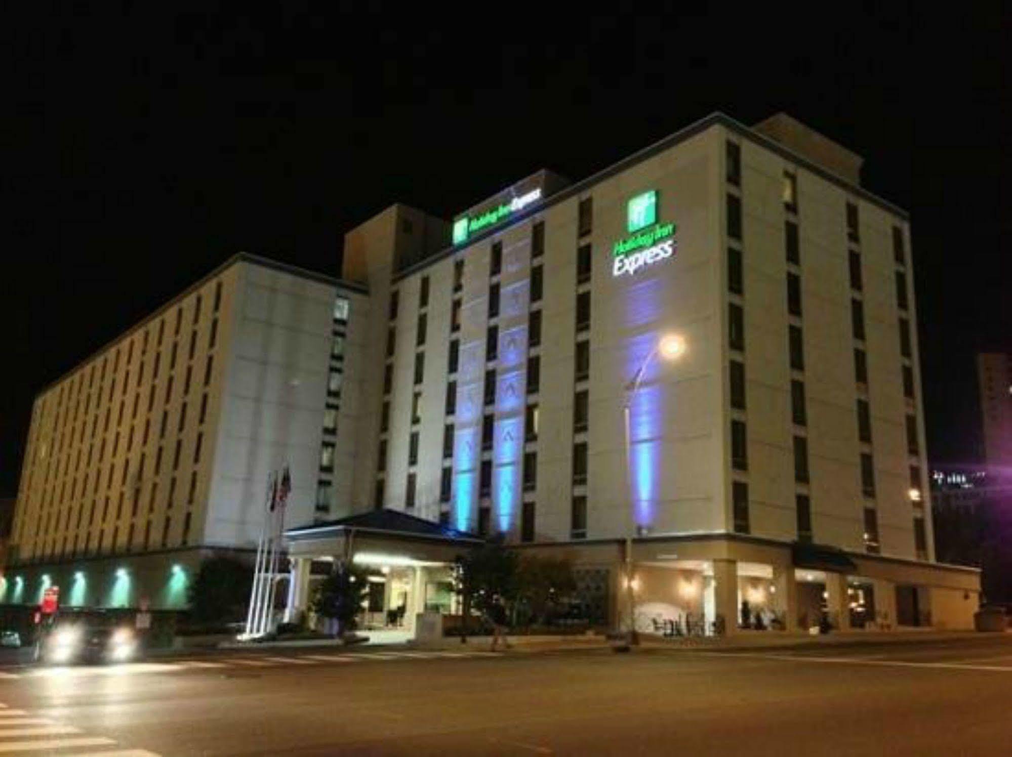 Holiday Express Nashville-downtown - Broadway By Ihg Hotel