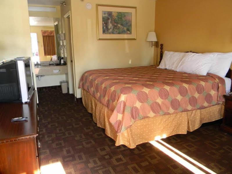 Days By Wyndham Airport East Hotel 2*