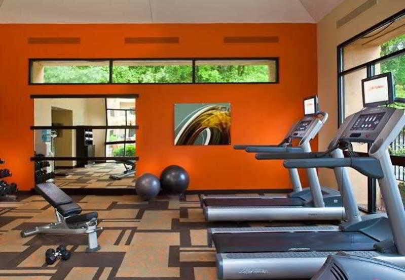 Courtyard By Marriott Airport