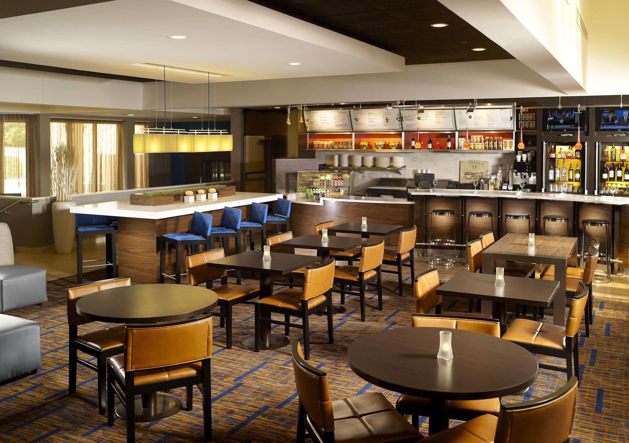 Courtyard By Marriott Airport Hotel