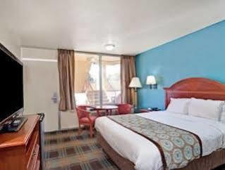 Super 8 By Wyndham Downtown Nashville
