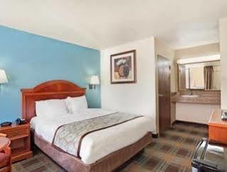 Super 8 By Wyndham Downtown