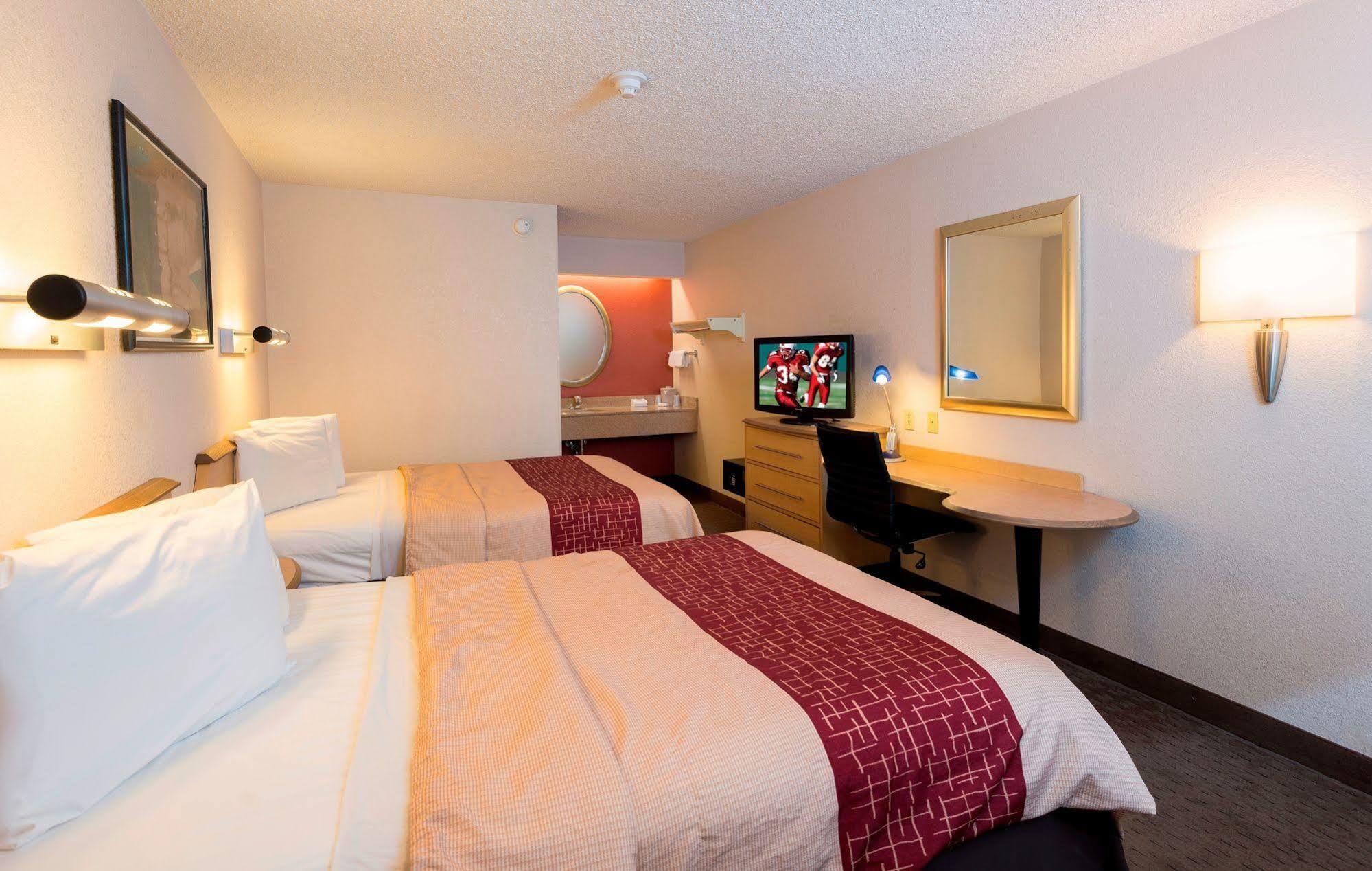 Red Roof Plus+ Airport