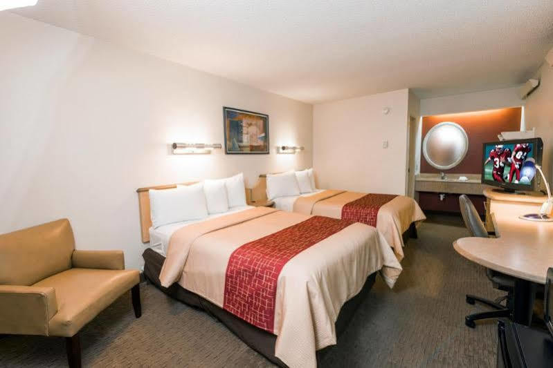 Red Roof Plus+ Airport 3*