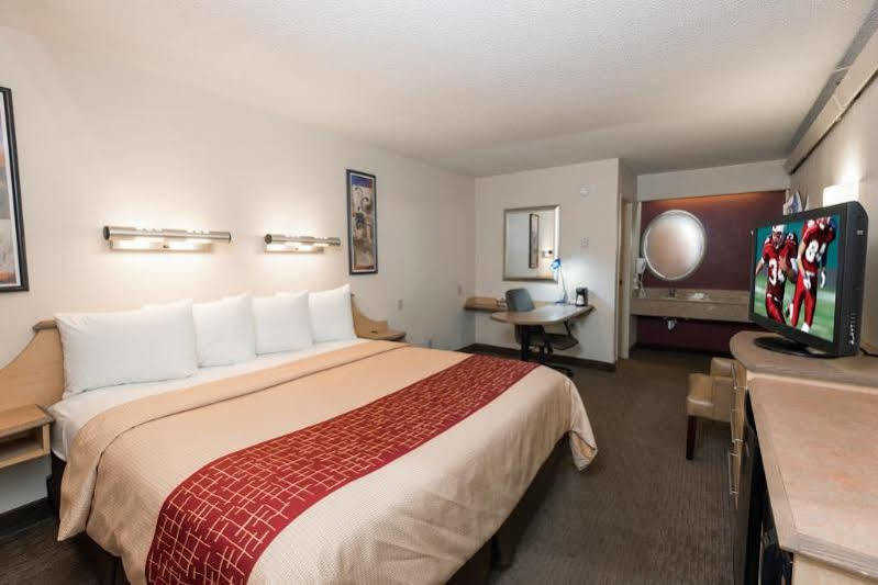 Red Roof Plus+ Airport Hotel 3*