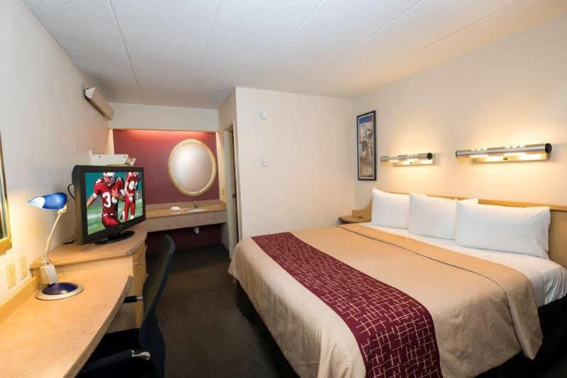 Red Roof Plus+ Airport Hotel 3*