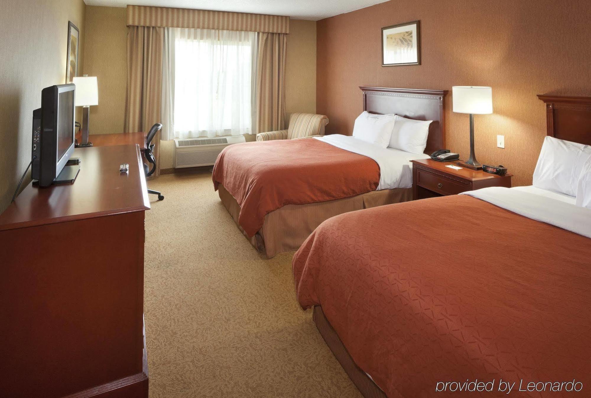 Hotel Country & By Radisson Airport Tn 3*