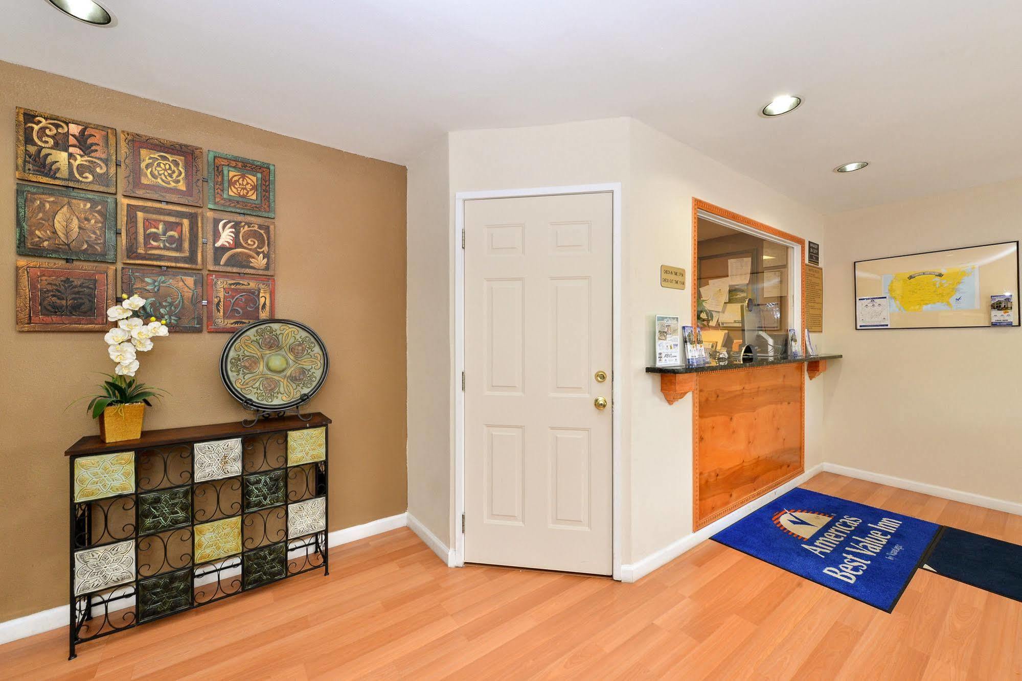 Americas Value Near Downtown 2*