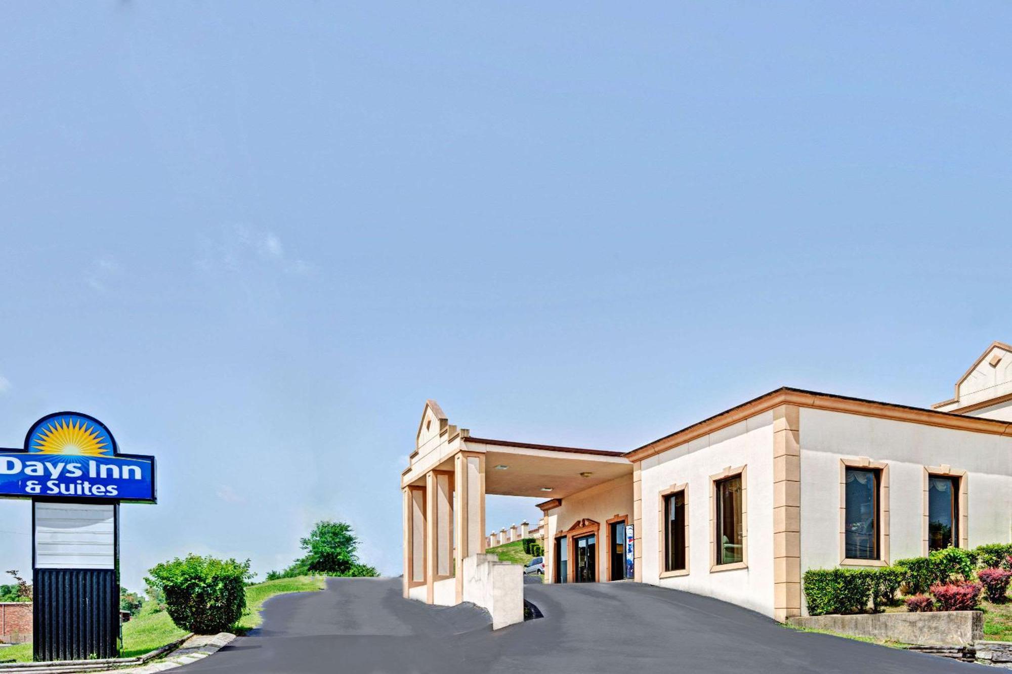 Super 8 By Wyndham Near Downtown / I-40 Hotel