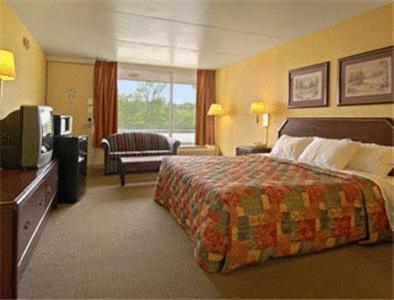 Super 8 By Wyndham Near Downtown / I-40 Hotel 2*