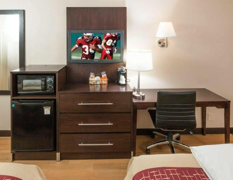 Red Roof Plus+ Airport Hotel 3*