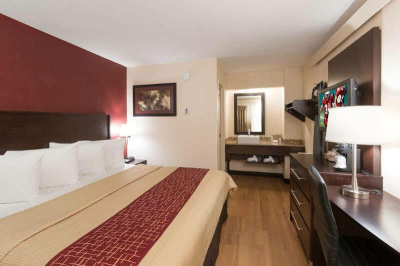 Hotel Red Roof Plus+ Airport Nashville