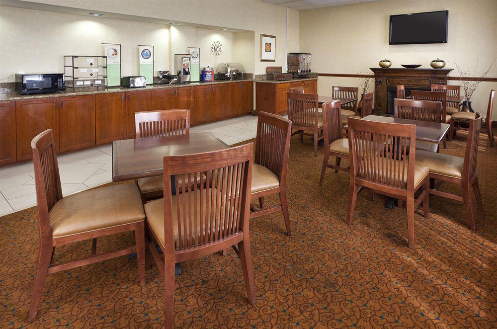 Country & By Radisson Airport Tn Hotel