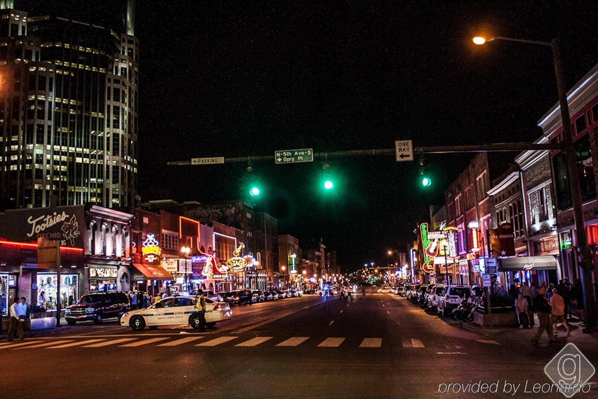 Holiday Express Nashville-downtown - Broadway By Ihg Hotel