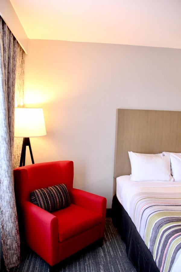 Country & By Radisson Airport Tn Hotel