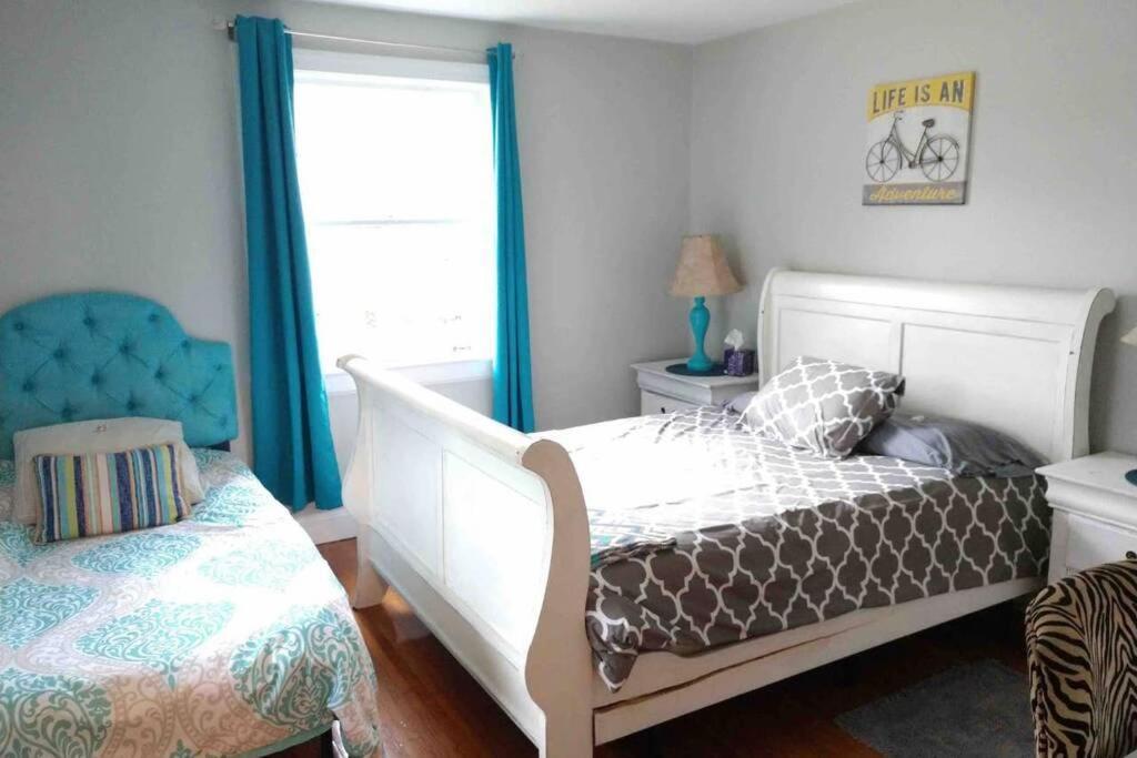 Heated Pool! Quaint In East W/ Game Room! Holiday home *