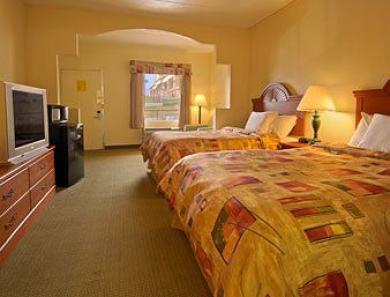 Super 8 By Wyndham Near Downtown / I-40 Hotel