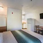 Hometowne By Red Roof - Airport/briley Pkwy Hotel