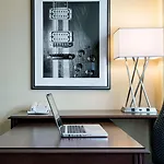 Airport Marriott Hotel 4*