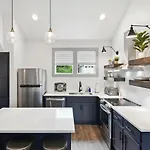 Vacation Near Bridgestone Arena! Apartment