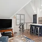 Vacation Near Bridgestone Arena! Apartment Nashville
