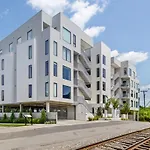 River View 2-Bedroom Apartment With Free Garage Parking