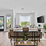 River View 2-Bedroom Apartment With Free Garage Parking