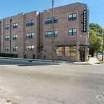 Trendy Spacious Condo, Walk To Coffee And Restaurants