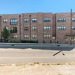 Trendy Spacious Condo, Walk To Coffee And Restaurants