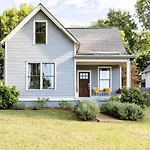 Cheerful House Near Coffee Food & Fenced-In Yard