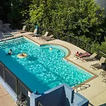 Walk To Downtown Broadway With Pool, Free Parking, And Gym