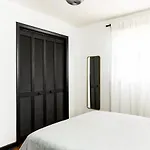 Mid-century Modern Near Downtown With Free Parking *