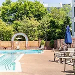 Famous Music Row Presidential With Guitar Pool *